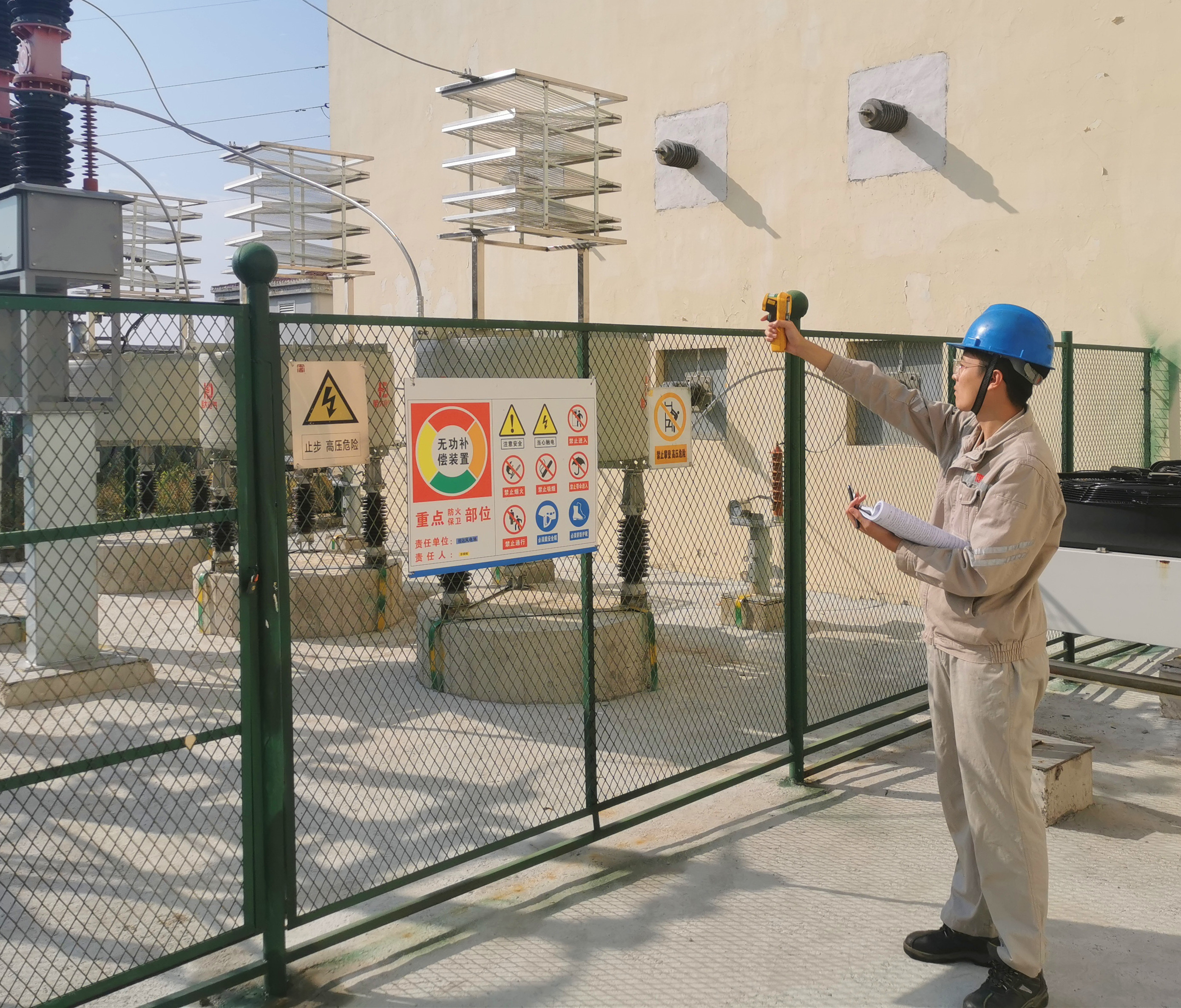 1668044501931093912.jpg 對(duì)站內(nèi)無(wú)功補(bǔ)償設(shè)備巡視檢查--拍攝者董學(xué)川..jpg
