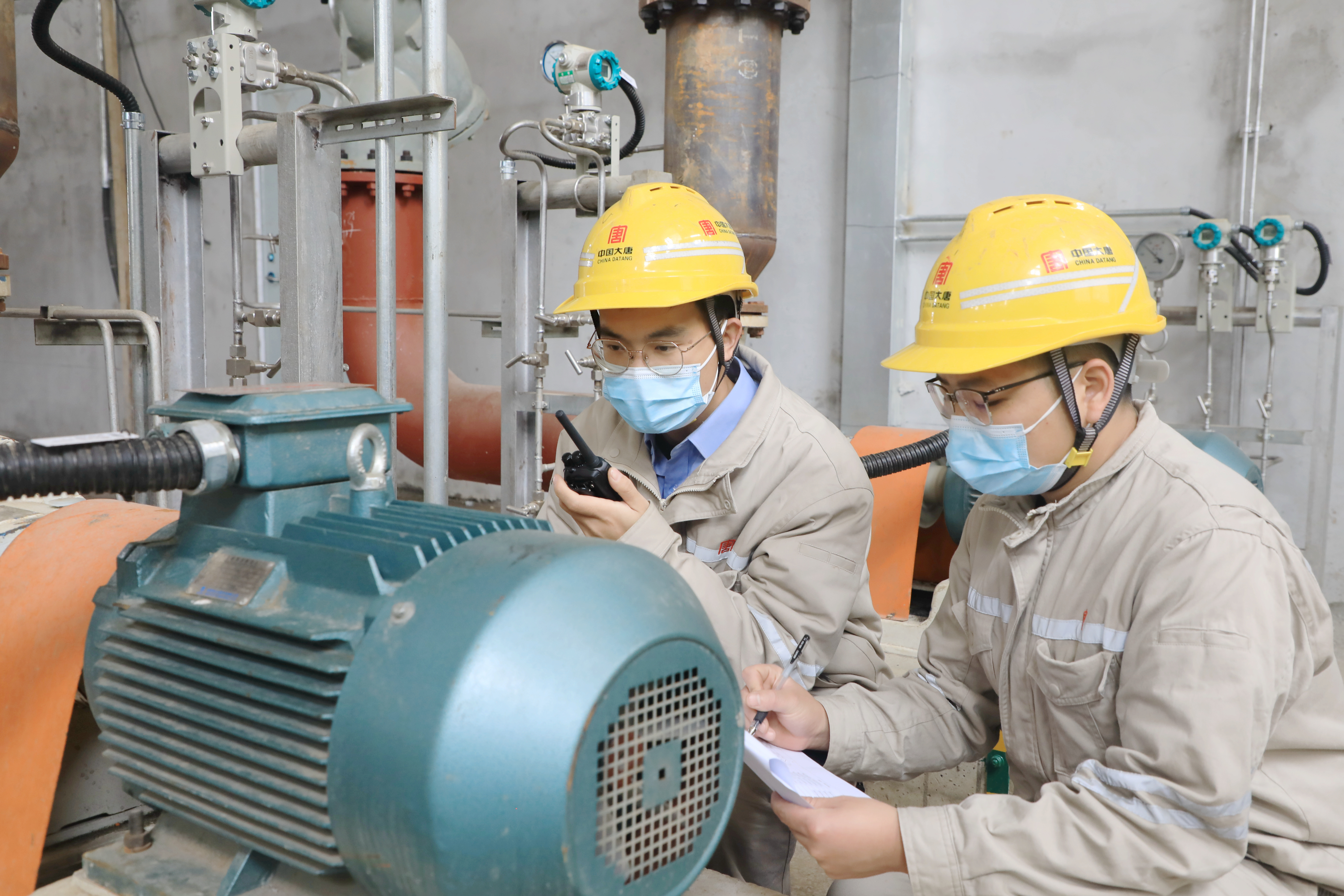 1673838782196004806.jpg 許昌龍崗發(fā)電公司運行人員加強對許昌供熱管道和相關(guān)設(shè)備巡視巡查,確保供熱系統(tǒng)安全可靠運行 葉劍飛.jpg