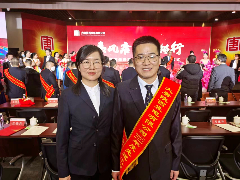 4.韓城第二發(fā)電公司楚樂、李玉珍夫婦在獲獎(jiǎng)現(xiàn)場（曹軍科攝）.jpg