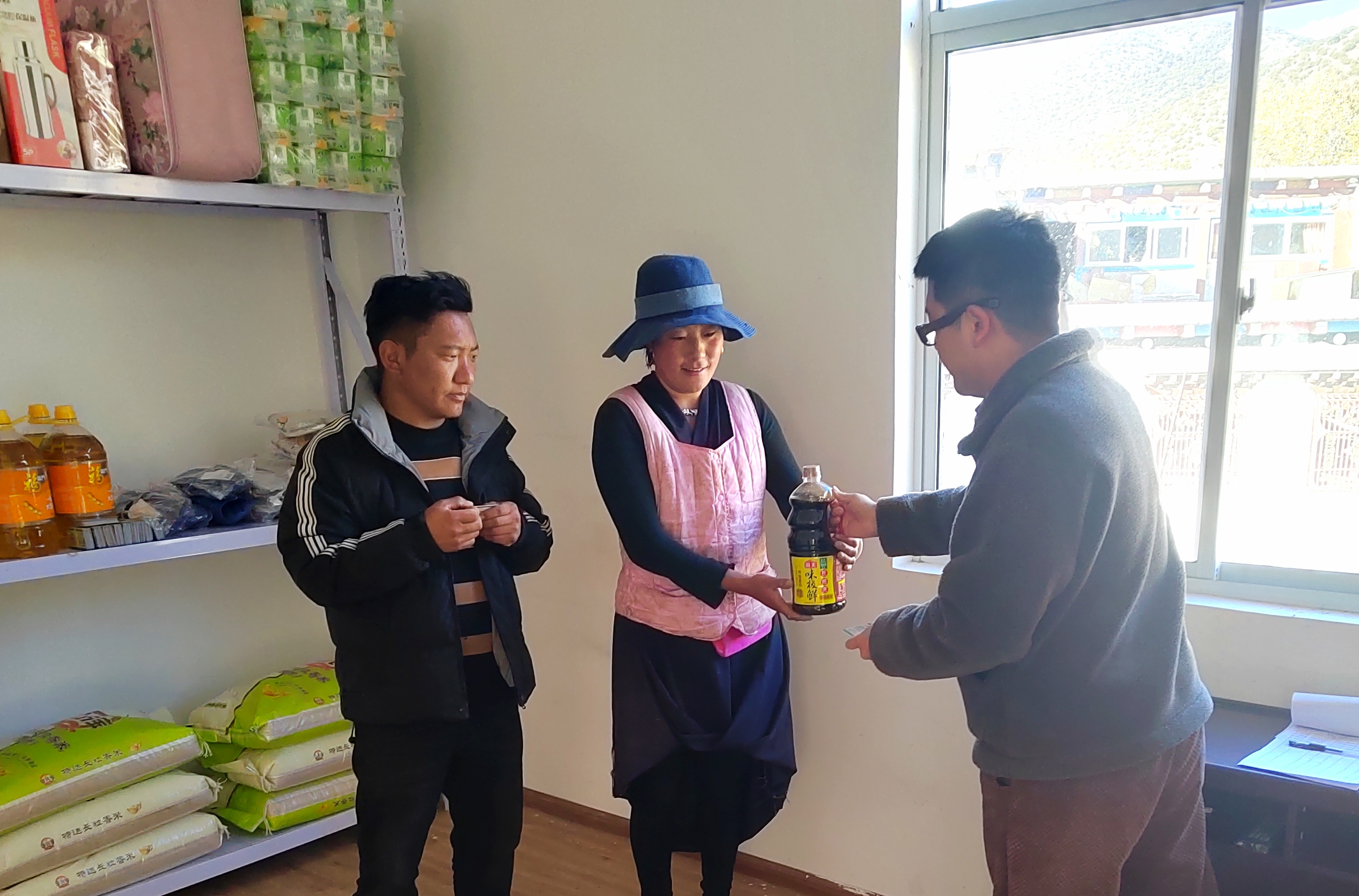 1683612632549057714.jpg 村民在積分超市兌換物品.jpg