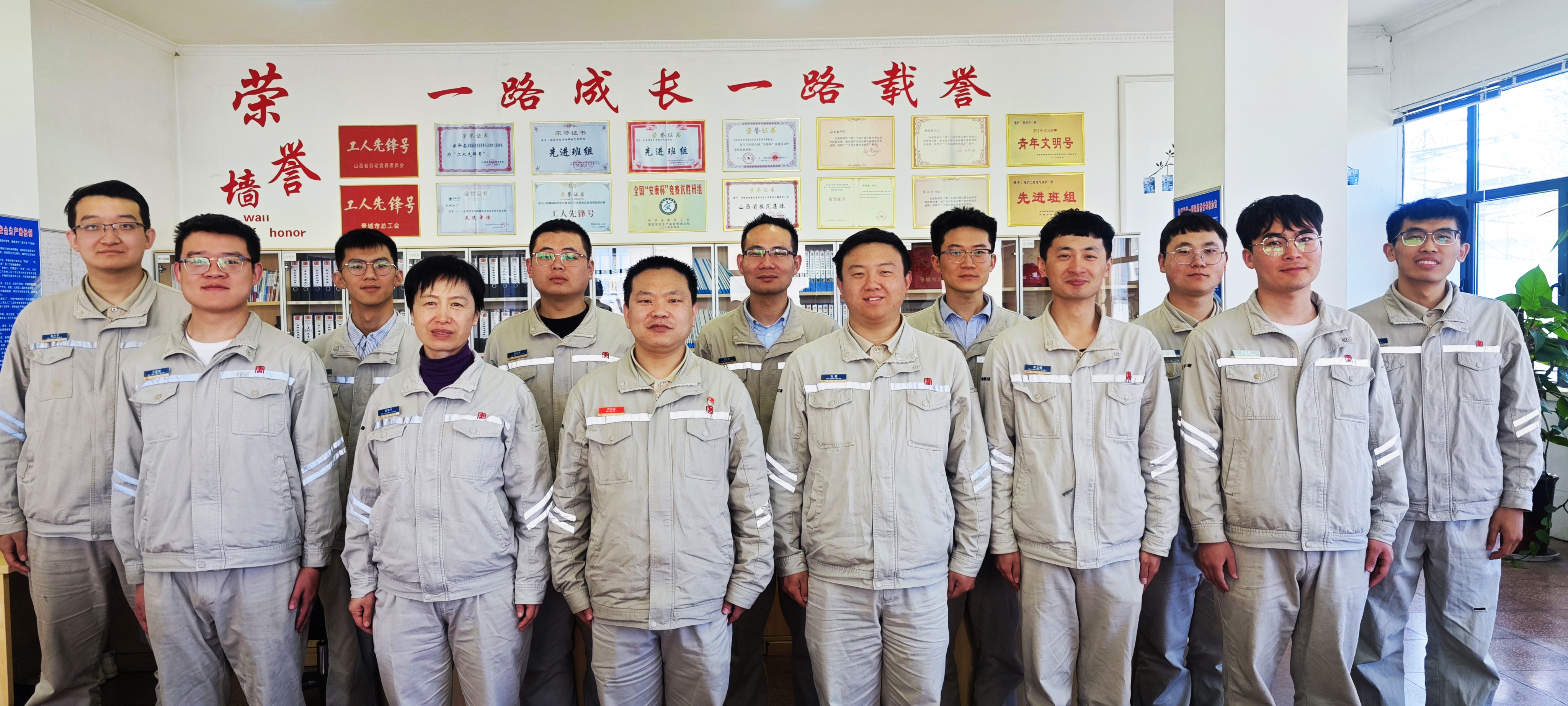 1684204791821056583.jpg 陽城發(fā)電公司保護一班集體照.jpg