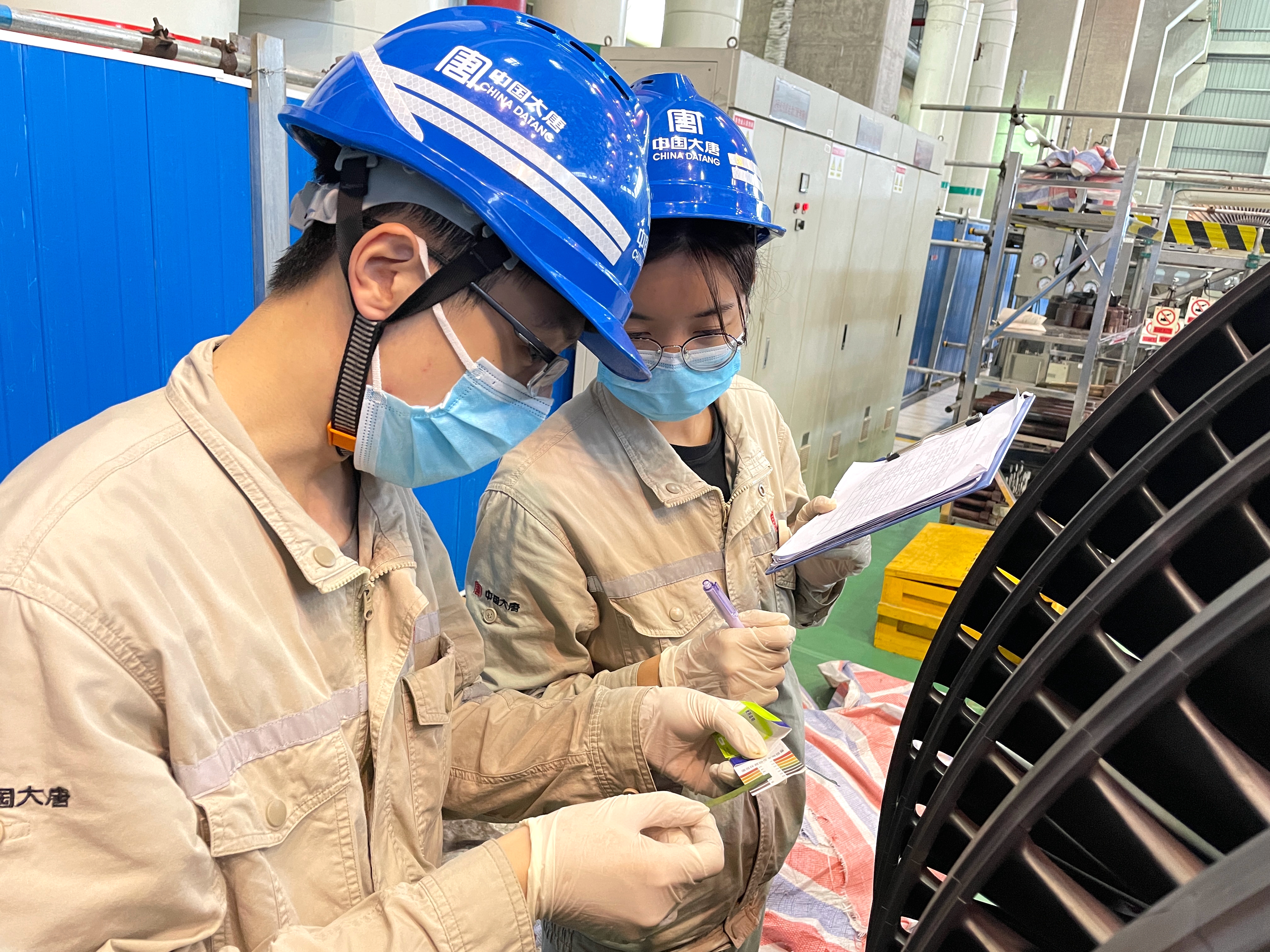 1686030492326037617.jpg A修現(xiàn)場(chǎng),對(duì)汽輪機(jī)轉(zhuǎn)子葉片進(jìn)行化學(xué)檢查.jpg