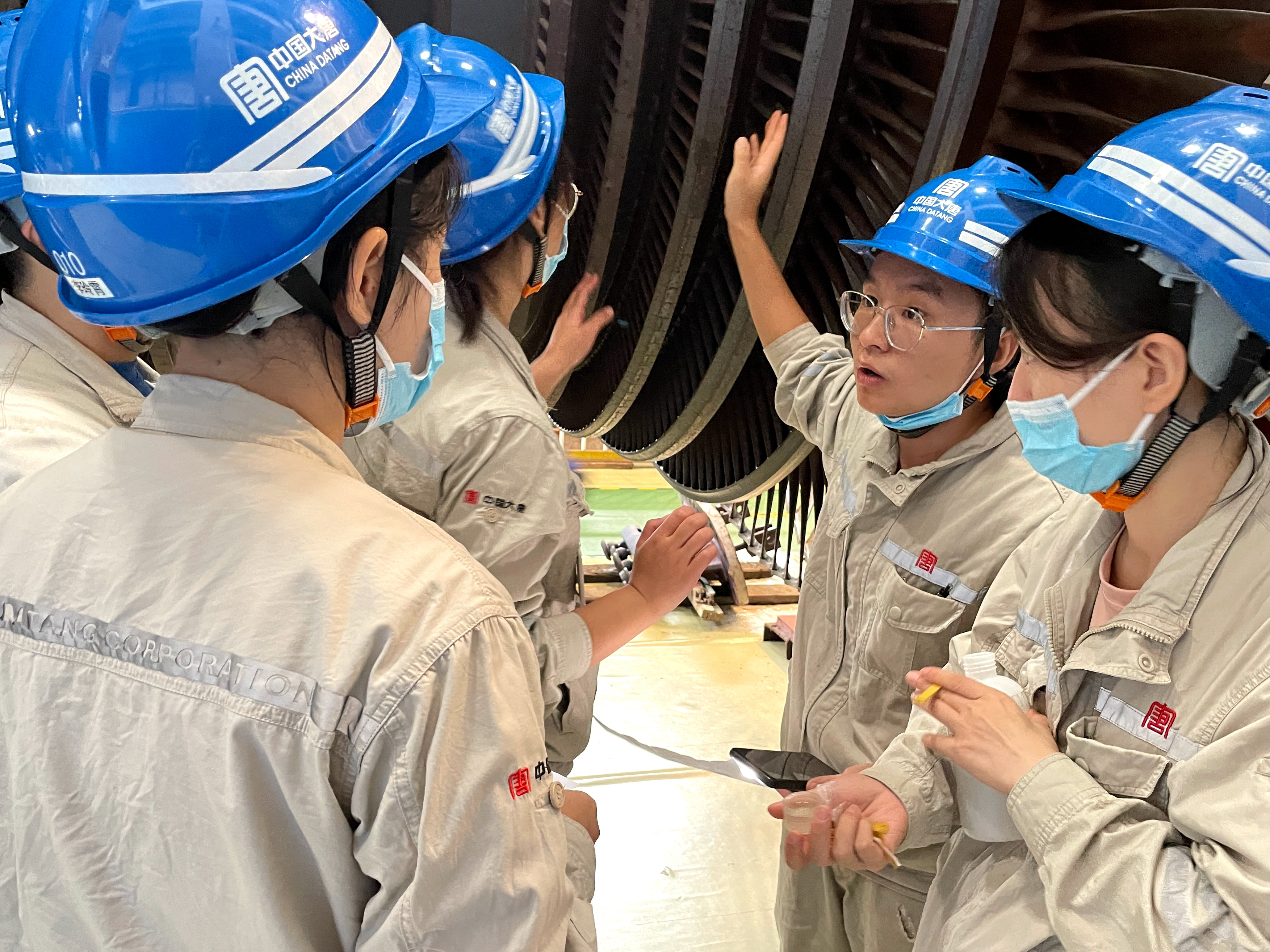 1686030571858009552.jpg A修現(xiàn)場(chǎng),化驗(yàn)班班長(zhǎng)講解檢修注意事項(xiàng).jpg