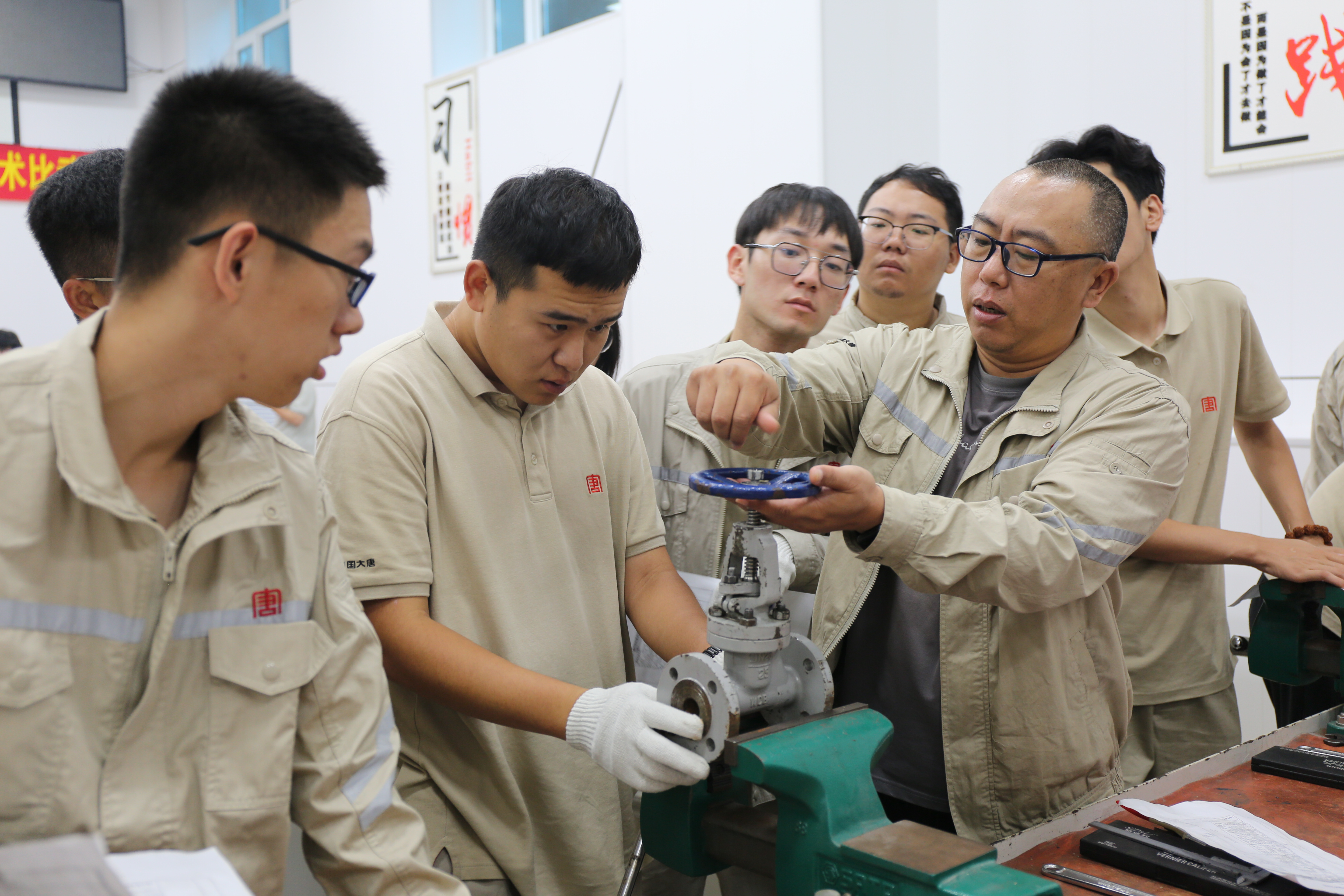 1702620245781031289.jpg 3大唐黑龍江公司新員工在老師傅的帶領(lǐng)下認(rèn)真學(xué)習(xí)專業(yè)技能.jpg