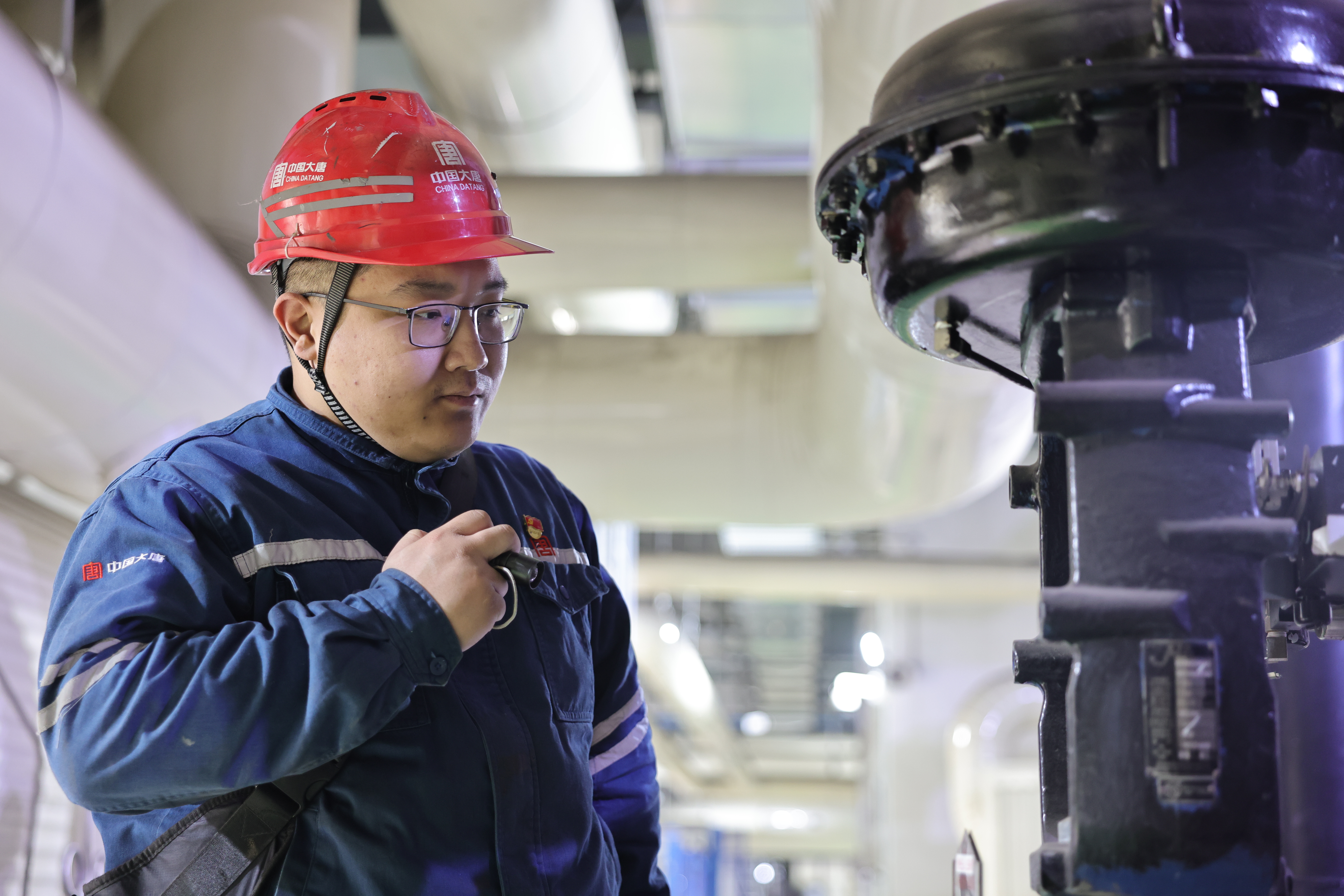 1715655536587094442.jpg 王碩在設(shè)備運行中檢查調(diào)門動作情況.jpg