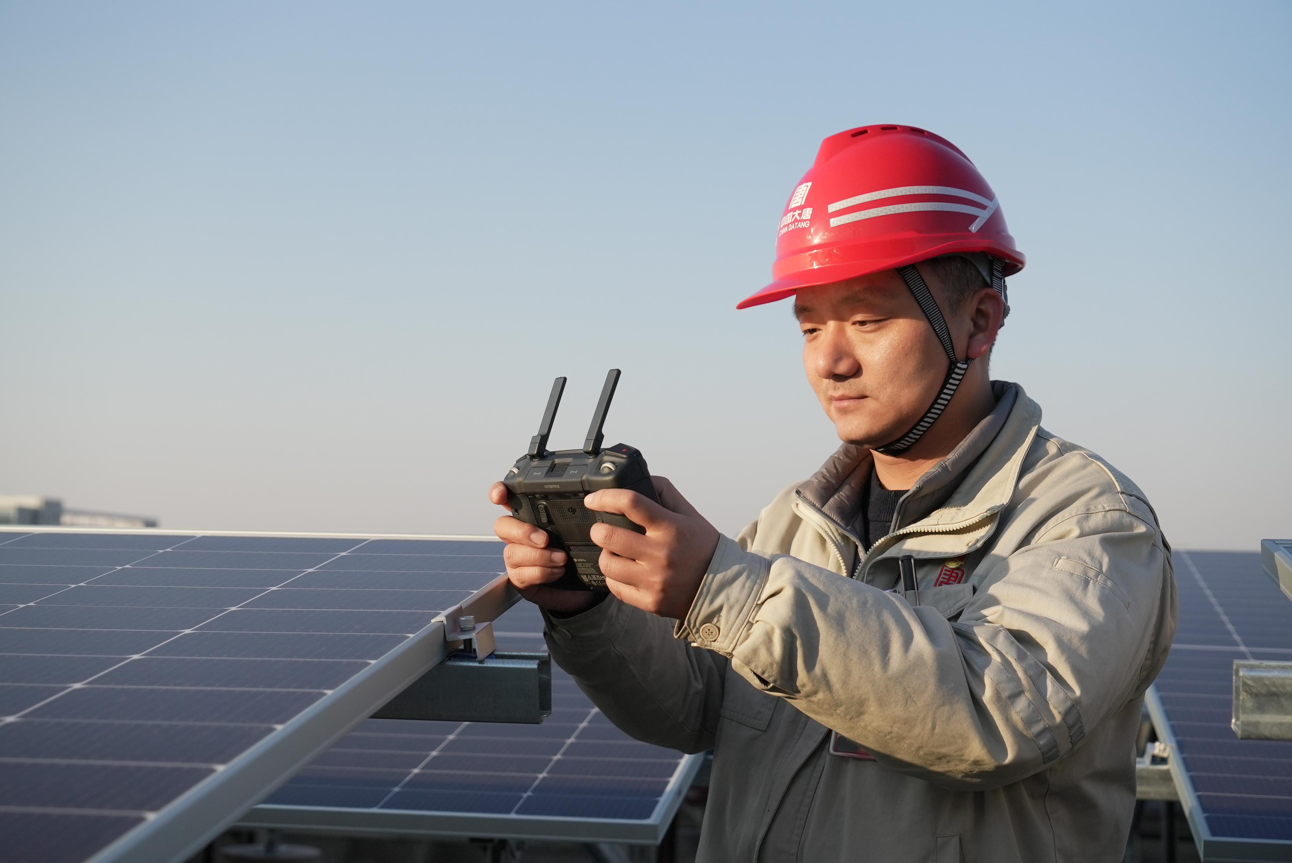 1716775313561097082.jpg 3.黃鵬飛使用無人機(jī)察看光伏建設(shè)現(xiàn)場(chǎng).jpg