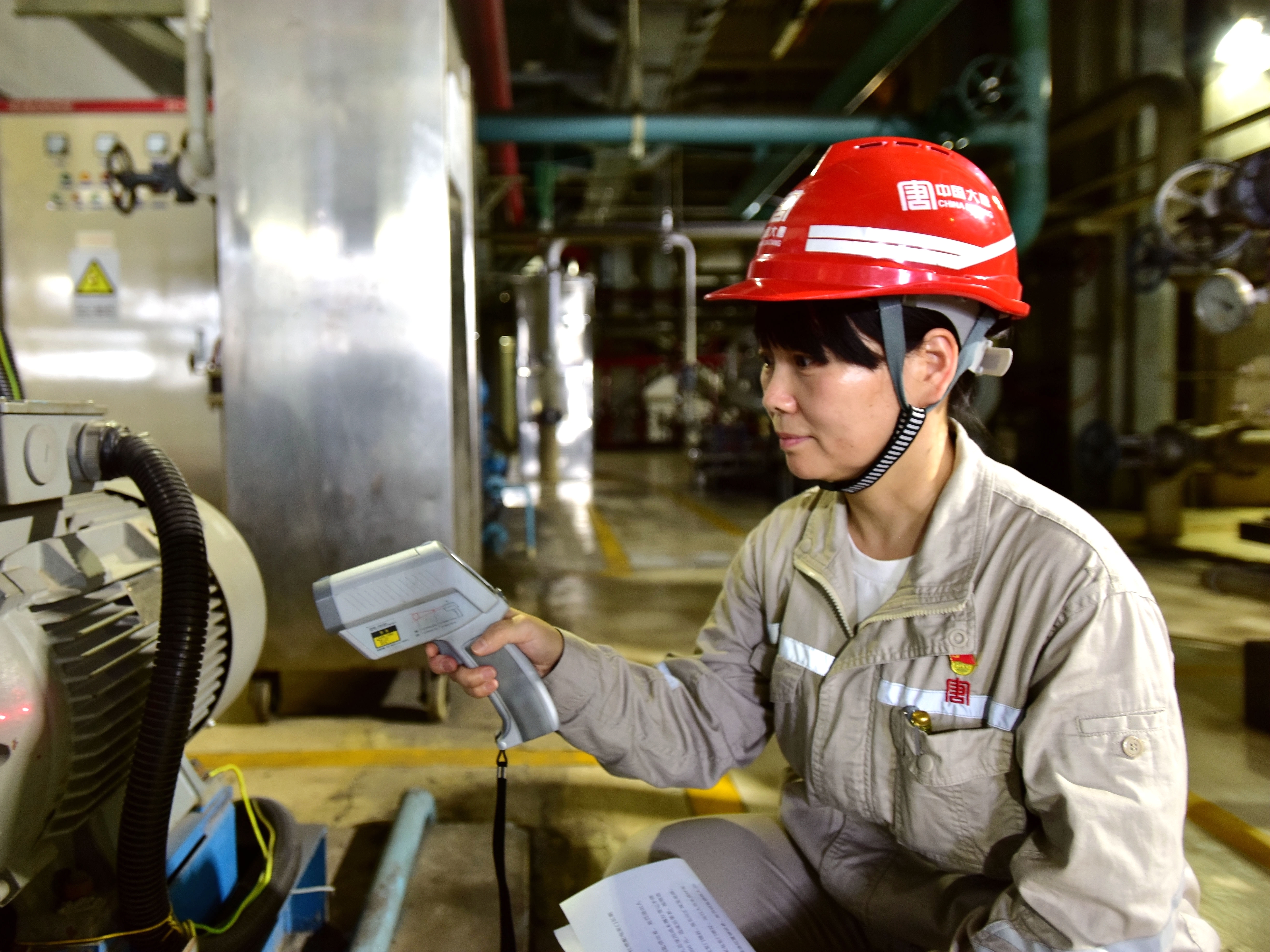 1723451979724047311.jpg 圖2:秦嶺發(fā)電公司張曉麗巡檢.jpg